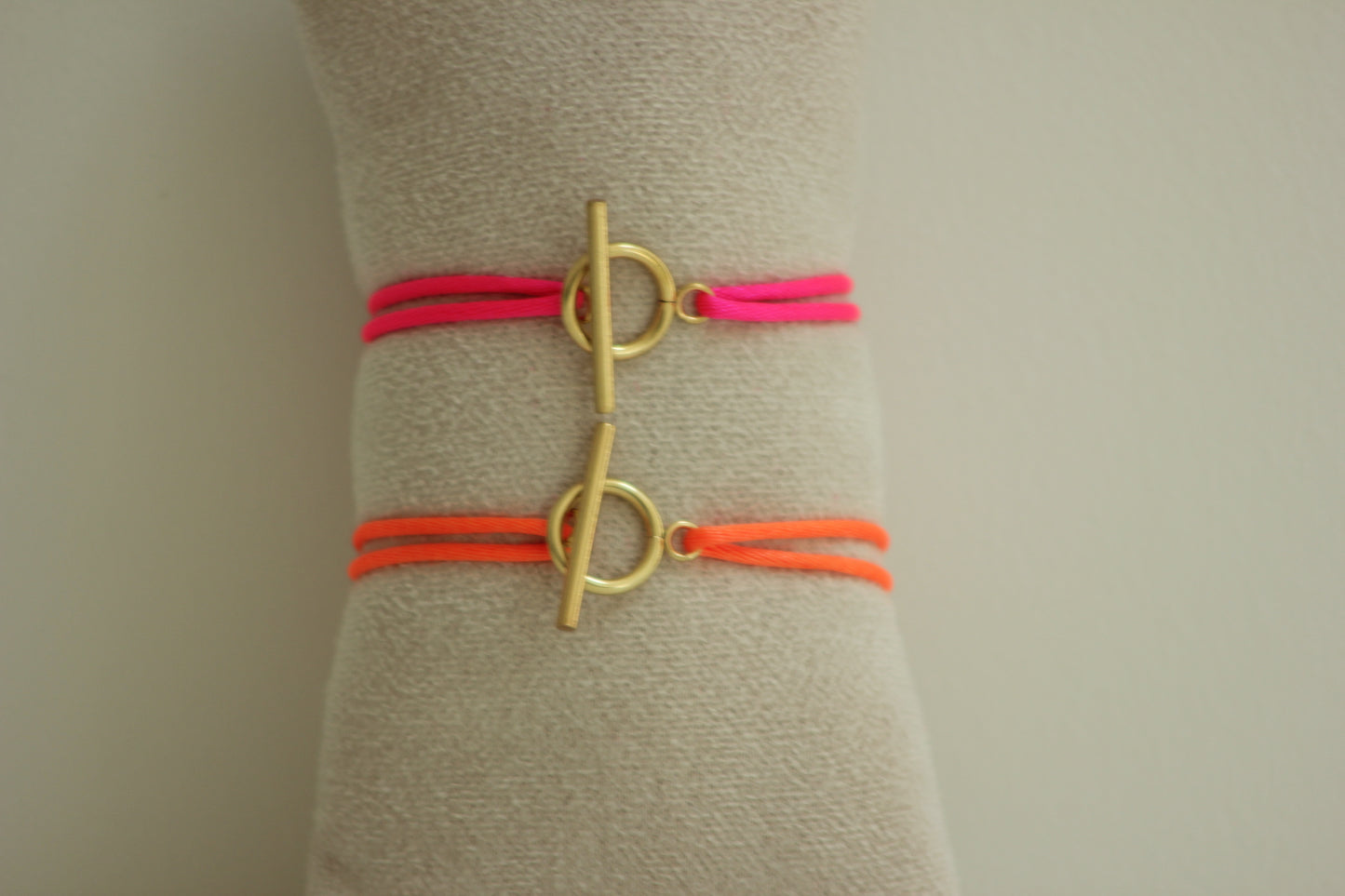 Bracelet cordon avec menottes